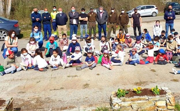 40 escolares plantan 40 árboles en la cantera a Rocamundo bajo el lema 'un niño, un árbol'