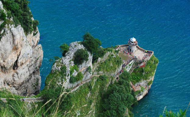 El Puerto de Santander cederá el uso del faro del Caballo al Ayuntamiento de Santoña