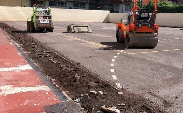 Comienza el asfaltado de las pistas deportivas del colegio castreño Miguel Hernández