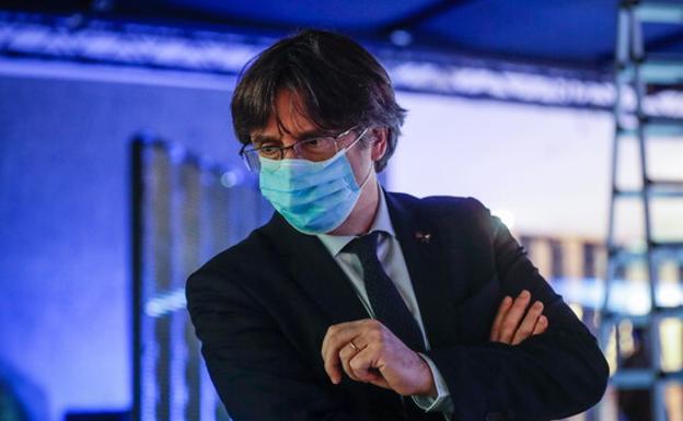 Puigdemont insiste en el secesionismo simbólico lanzando un DNI catalán