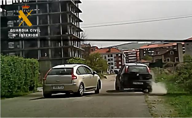 Detenido un joven de Puente San Miguel por robar un coche, darse a la fuga y carecer del permiso de conducir