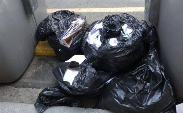 Aparecen tirados en el centro de Santander cientos de documentos de la Agencia Tributaria con datos personales