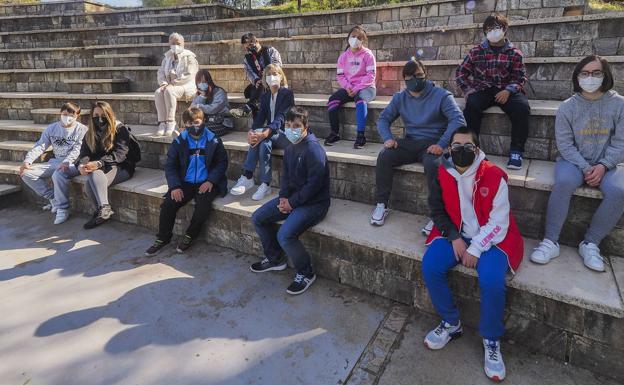 «Usamos el libro sobre los animales de Cabárceno en clase porque les encanta»