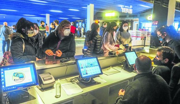 A los primeros espectadores de los cines Bahía Real les gusta la «amplitud, seguridad y comodidad» de las nuevas salas