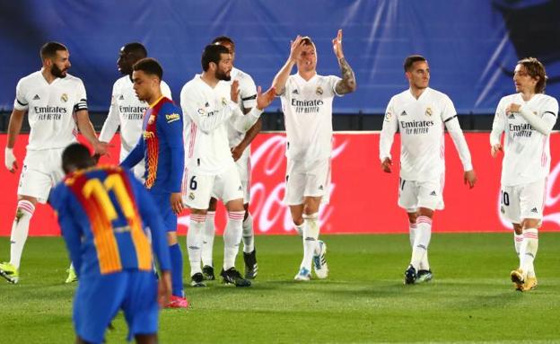 El Madrid supera al Barça al galope y sueña con la Liga