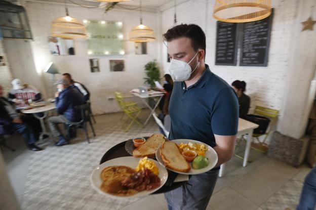 Los hosteleros se preparan para combatir de nuevo el cierre del interior de los locales
