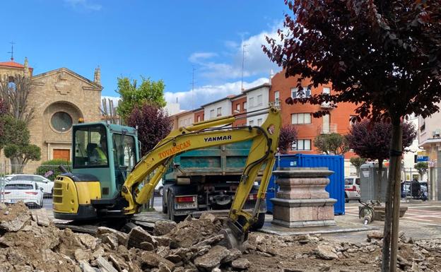 Comienzan en Castro las obras de reforma de la plaza de la Fuente de los Leones