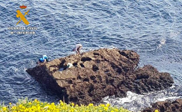 Detenidos por recoger percebes de forma ilegal en los acantilados de Punta de Sonabia