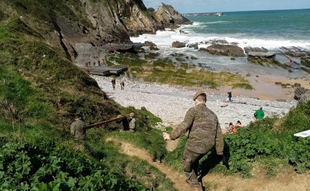 El Ejército de Tierra ya ha recogido el 20% de los pontones varados en Castro