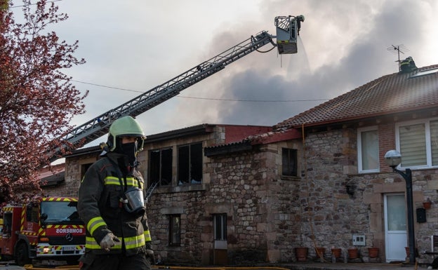 Los bomberos sofocan un incendio en una casa de Naveda