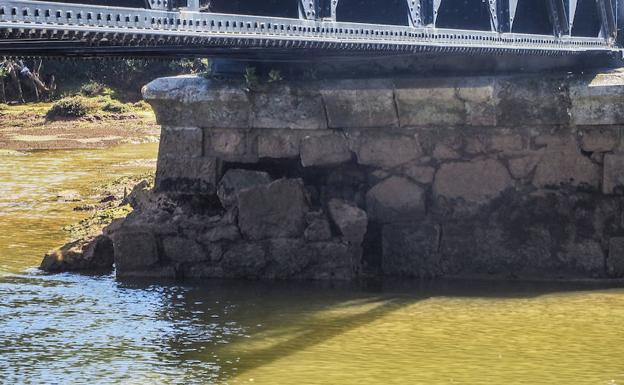 El Astillero y Villaescusa cierran el puente sobre la ría de Solía ante una rotura en una de sus cimentaciones