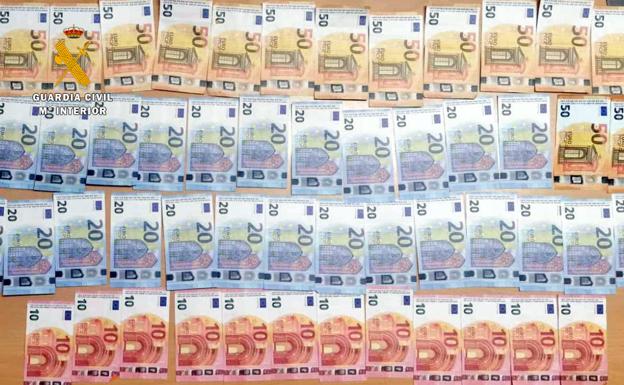Detenidos dos jóvenes y un menor, conocidos por la Guardia Civil de Camargo, que estafaron 1.800 euros con billetes falsos