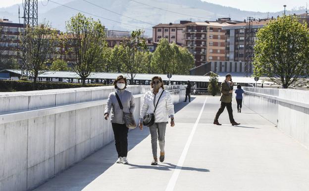 Torrelavega inaugura la nueva pasarela sobre el Saja-Besaya