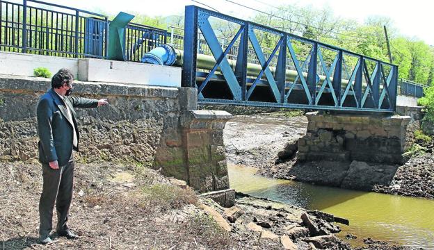 Obras Públicas subsanará con urgencia la grieta del puente de hierro sobre la ría de Solía