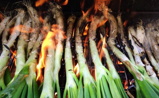 Un buen 'calçot' con salsa romesco para 'pringarse' a gusto