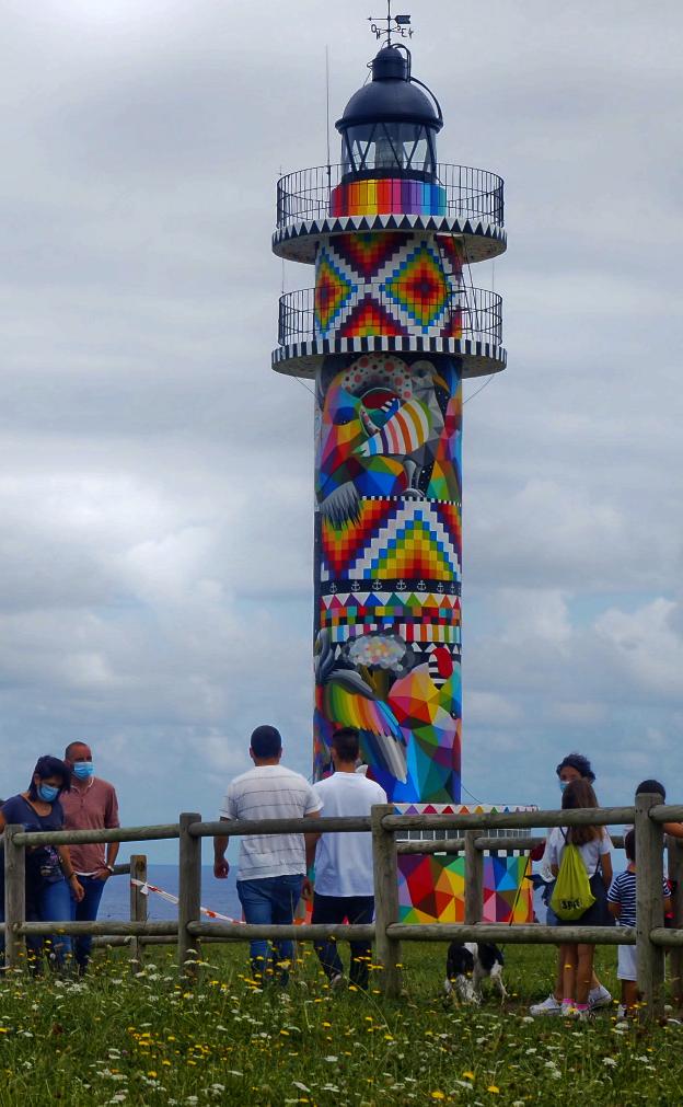 Bareyo se centra en el multicolor faro de Ajo como su «gran referente turístico»