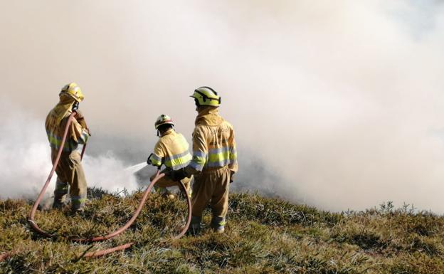 Cinco incendios permanecen activos de los 13 que se han provocado en Cantabria las últimas 24 horas