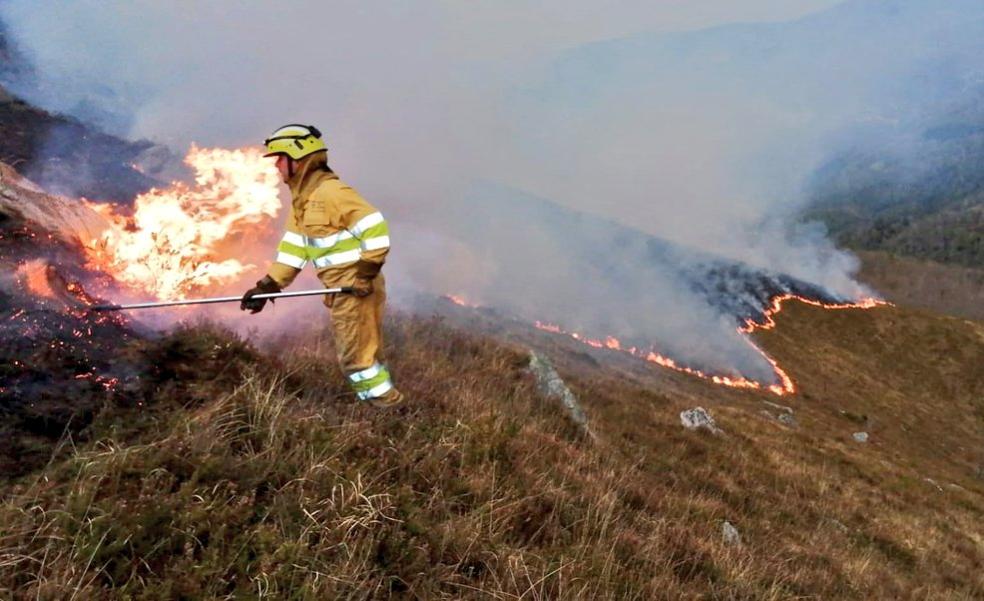 Cantabria tiene un incendio forestal activo en San Roque de Riomiera