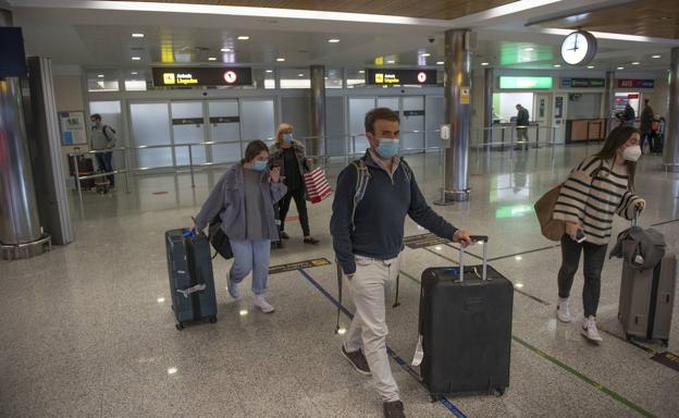 El aeropuerto Seve Ballesteros contará con dos vuelos diarios a Madrid desde finales de mayo