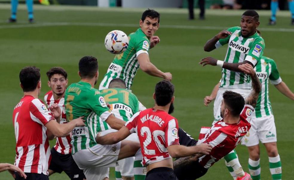 Vídeo: El Betis resiste con uno menos ante el Athletic