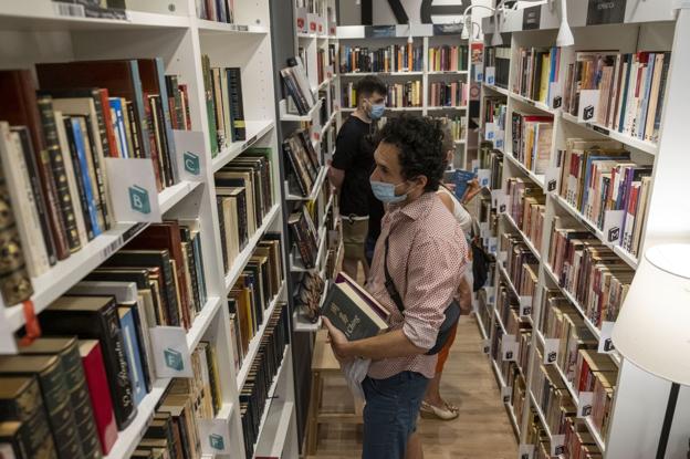 Lecturas, música y regalo de ejemplares con motivo del Día del Libro en Cantabria