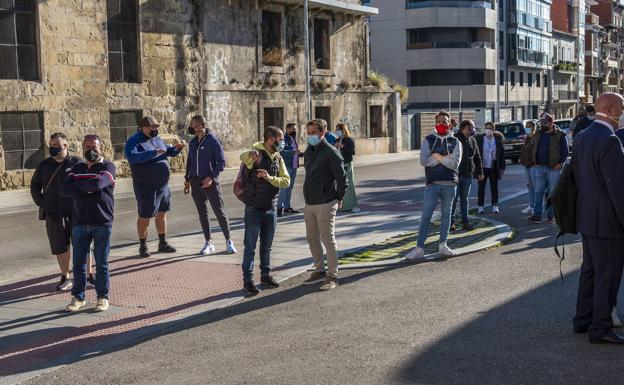 Un grupo de hosteleros profiere gritos contra Revilla y rodea su coche a la entrada del Parlamento