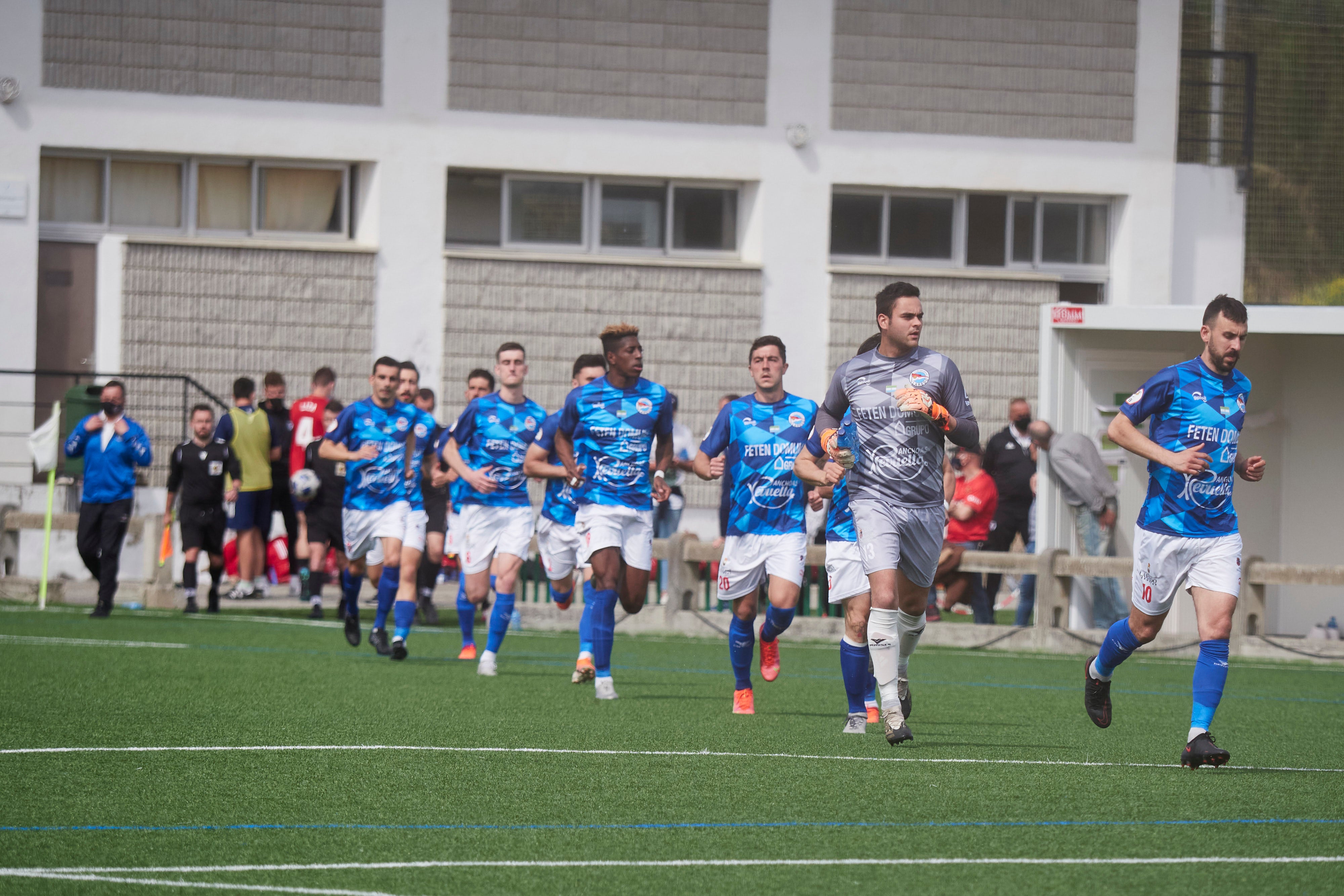 Osasuna B y el árbitro hunden al Laredo