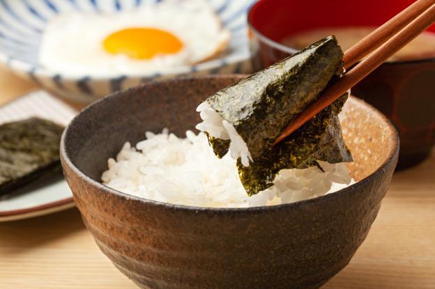 El alga nori, con la que se enrolla el sushi