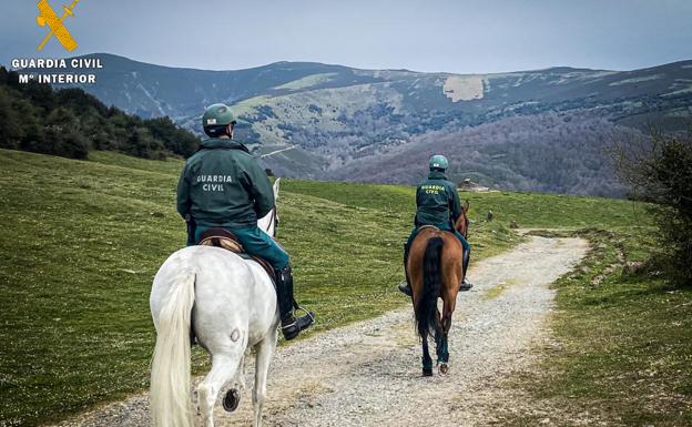 La Guardia Civil moviliza una escuadra de caballería para prevenir incendios forestales