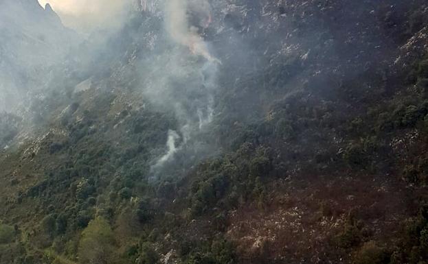 Permanecen activos dos incendios en Voto y Arenas de Iguña de los diez provocados hoy en Cantabria