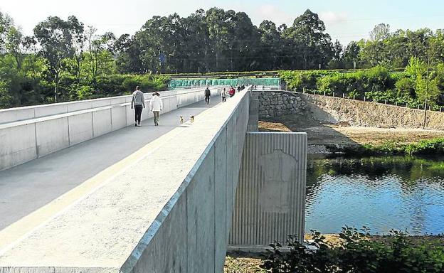 Cuatro pasarelas permiten cruzar el río y disfrutar de la naturaleza