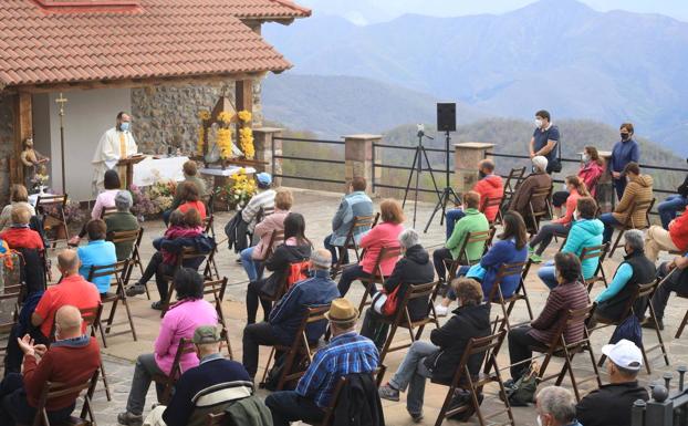 Un centenar de devotos asisten a la misa de San Marcos en el santuario de la Virgen de la Luz