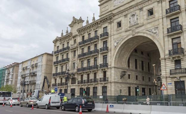 El cierre del arco del Banco de Santander cambia el ritmo de la ciudad