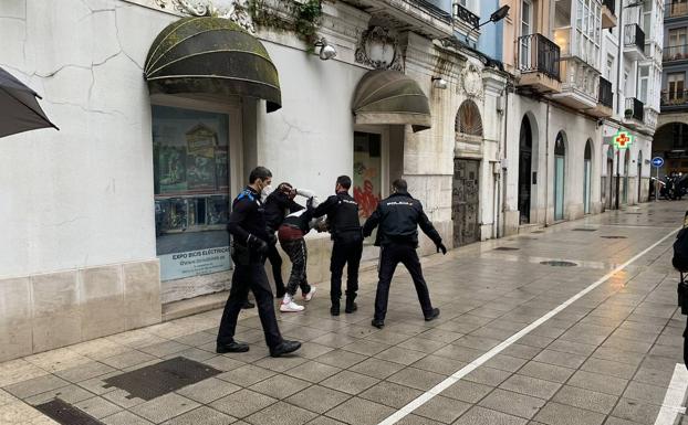 Dos amigos enzarzados en una pelea destrozan un local de La Gallofa en el centro de Santander