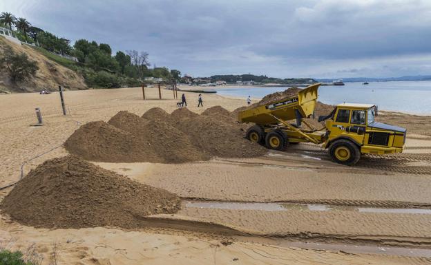 Costas repone la arena sólo en la zona de la obra de los espigones y La Fenómeno no deja de crecer