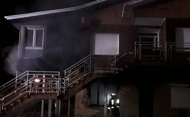 Incendio en una casa 'okupa' de Sarón