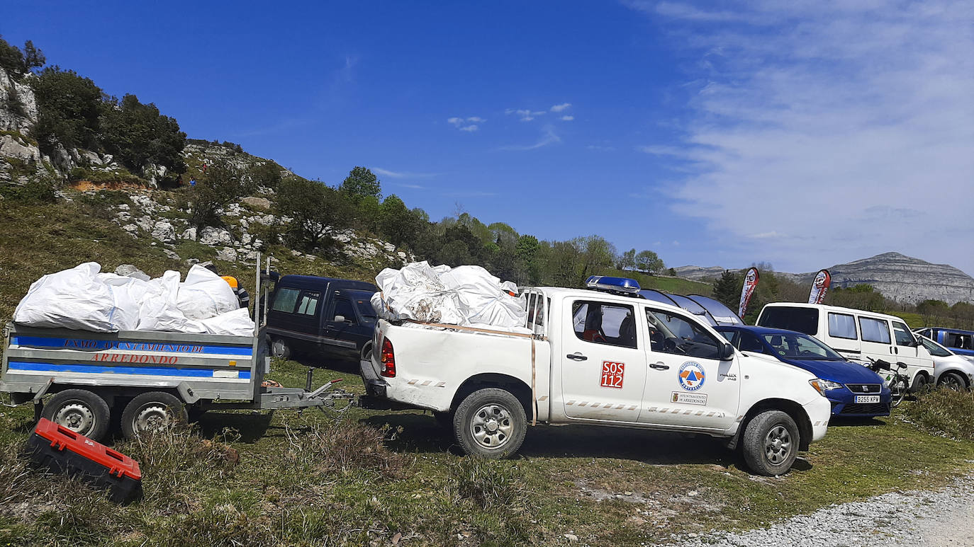 1.500 kilos de basura en una cueva de Ruesga