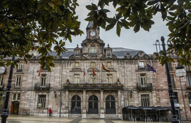 El Ayuntamiento de Torrelavega ofrece el edificio del Palacio Municipal a Paradores Nacionales