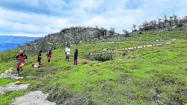 1.500 kilos de basura en una cueva de Ruesga