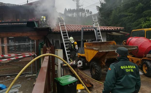 Bomberos del 112 extinguen un incendio en garaje de Treceño