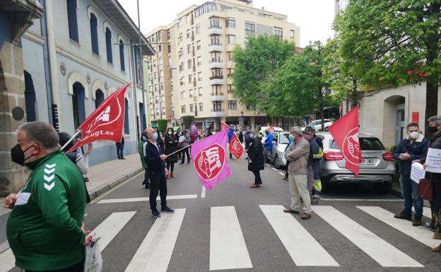 Decenas de personas protestan en El Astillero para exigir la Relación de Puestos y una Oferta de Empleo Público