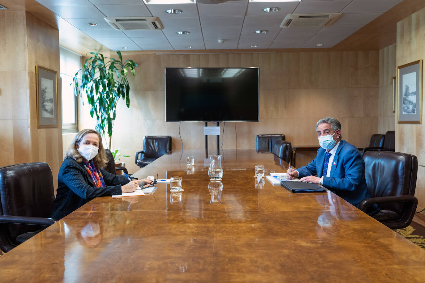 Revilla pide a Calviño que descentralice las inversiones: «Hay algo más que Madrid y Cataluña»