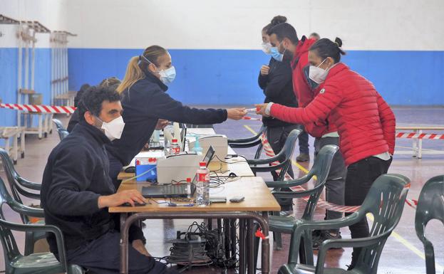 351 vecinos acuden al cribado de Valdeolea y la residencia de Quijas suma diez nuevos casos