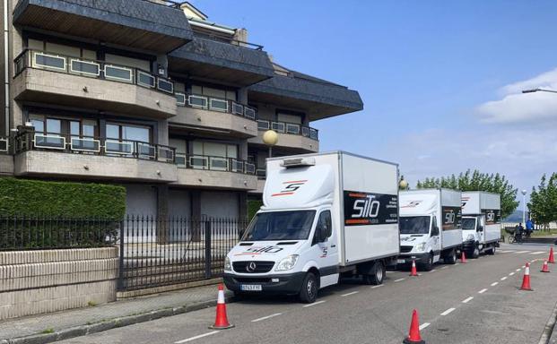 Comienza el desalojo de los primeros vecinos del Edificio Tenis de Laredo