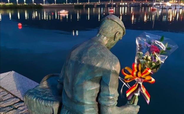 Flores en las estatuas de Cantabria para recordar este Primero de Mayo a los muertos en accidente laboral