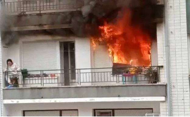 Unas velas encendidas en el salón, posible origen del llamativo incendio de un piso en Castro Urdiales