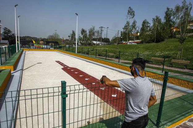 La bolera del barrio de La Inmobiliaria pone fin a años de dejadez y abandono