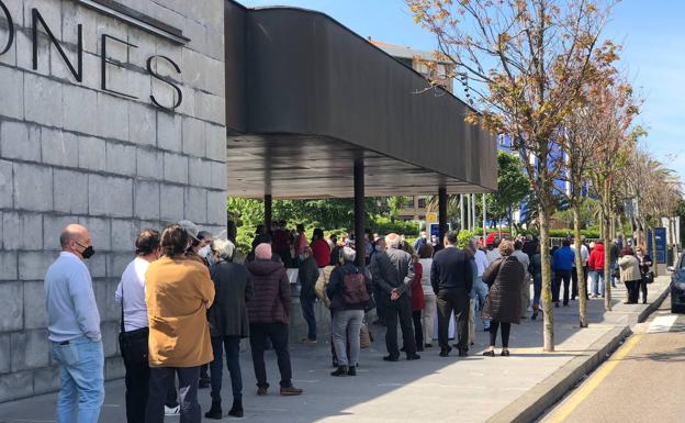 Vuelven las largas filas para entrar al vacunódromo de Santander