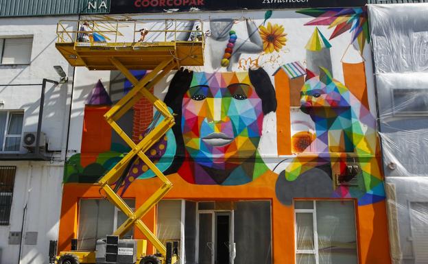 Okuda pinta su primera obra urbana en Torrelavega