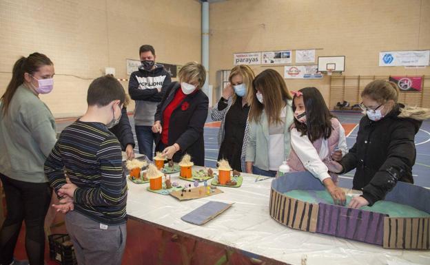Camargo renueva la iluminación en el pabellón y el colegio Pedro Velarde
